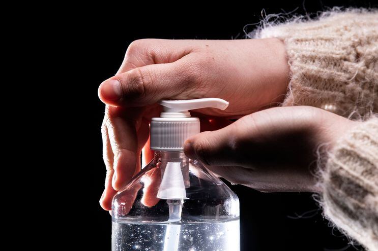 El uso de gel desinfectante en las manos es una herramienta en la lucha contra los virus.