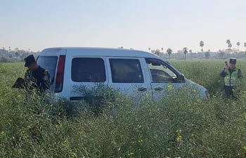 El vehículo fue abandonado en medio de una plantación de canola en Minga Guazú.