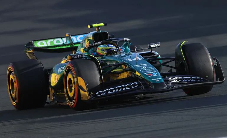 Fernando Alonso, a bordo del AMR24 del equipo Aston Martin, tuvo un gran desempeño ayer.