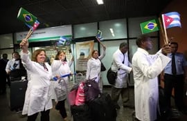 medicos-cubanos-durante-su-llegada-a-brasilia-en-agosto-pasado-dilma-rousseff-anuncio-un-programa-para-incorporar-medicos-extranjeros-a-la-sanid-210036000000-599091.jpg