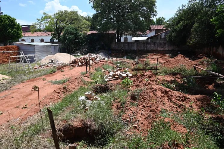 Con enormes pozos y varillas de hierro que sobresalen de la obra, abandonaron la construcción de aulas en la escuela Pedro P. Peña de la zona de la Avenida Pozo Favorito, en Asunción.