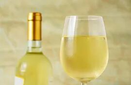 El vino blanco bien frío es la bebida elegida por muchos para el after office en los días de calor intenso.