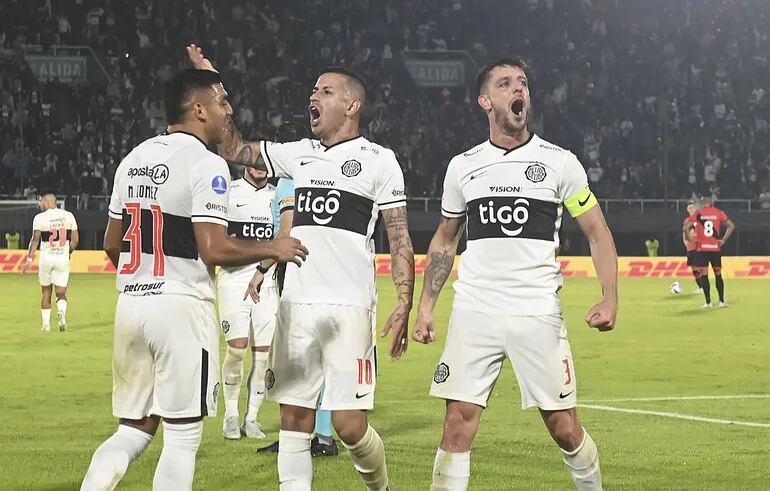 Los jugadores de Olimpia festejan el tanto de Alejandro Silva (d) en el triunfo sobre el Atlético Goianiense por los octavos de final de la Copa Sudamericana.