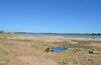 El río Paraguay deja ver cada vez más los bordes del cauce.