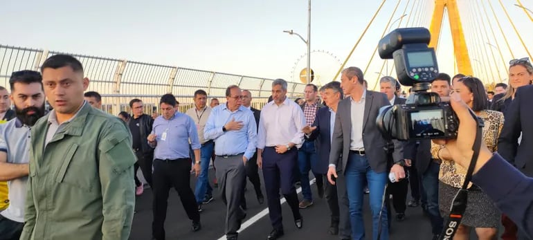 En compañía de otras autoridades, el presidente Mario Abdo Benítez recorrió el Puente de la Integración.