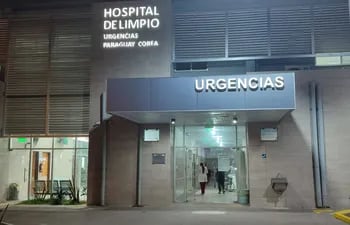 Un hombre fue atendido en el Hospital de Limpio tras supuestamente ser apuñalado por su hijastra.