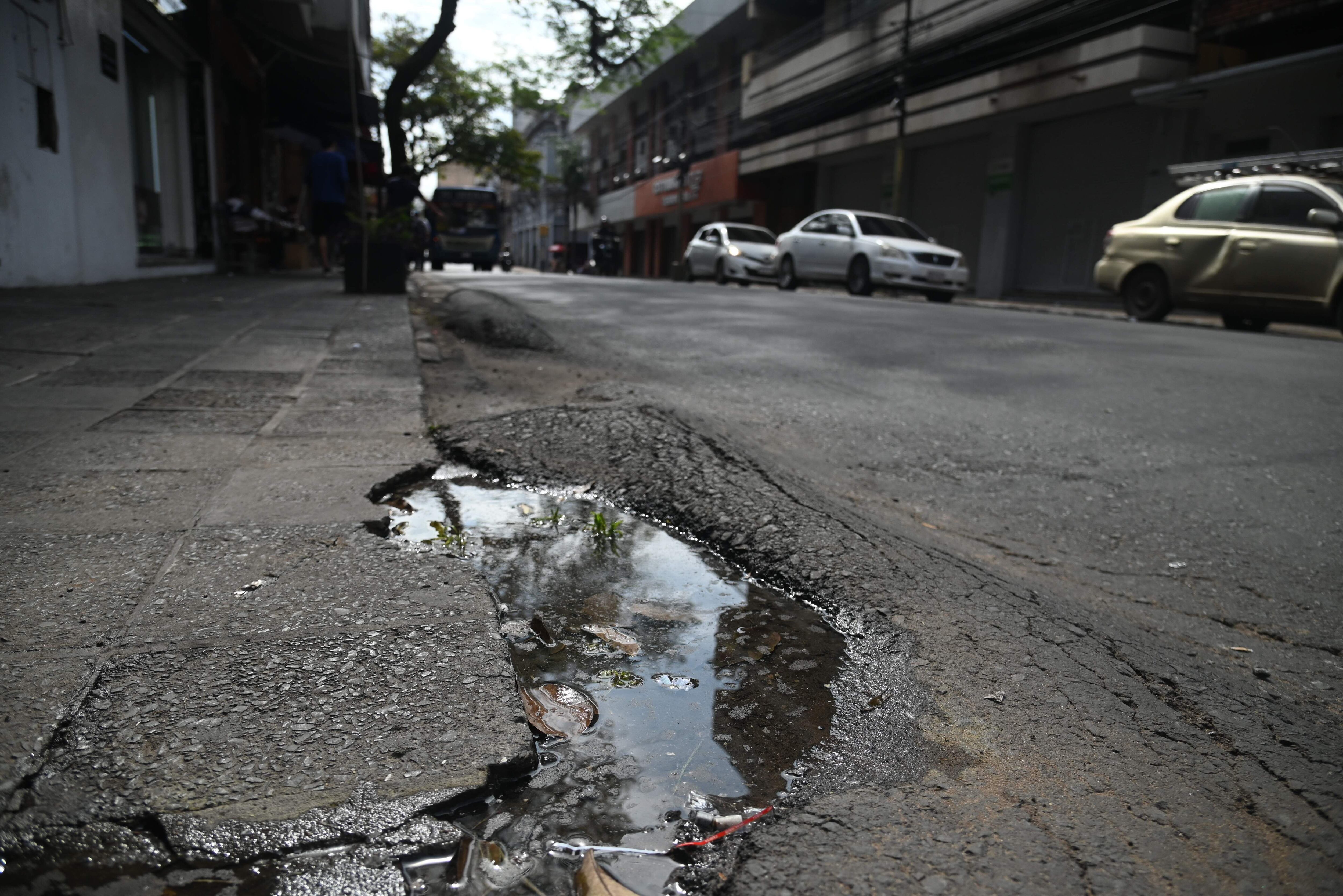 Agua servida destruye el asfalto sobre Cerro Corá y Caballero.