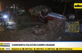 Una camioneta volcó en Campo Grande