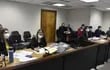 Los acusados, sus defensores y la fiscala Lorena Ledesma en la sala de juicios orales.