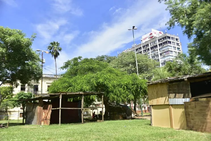 Precarias casitas comienzan a levantarse en la Plaza de Armas, en el centro histórico de Asunción. De fondo, se ven el Palacio Patri y el edificio Zodiac.