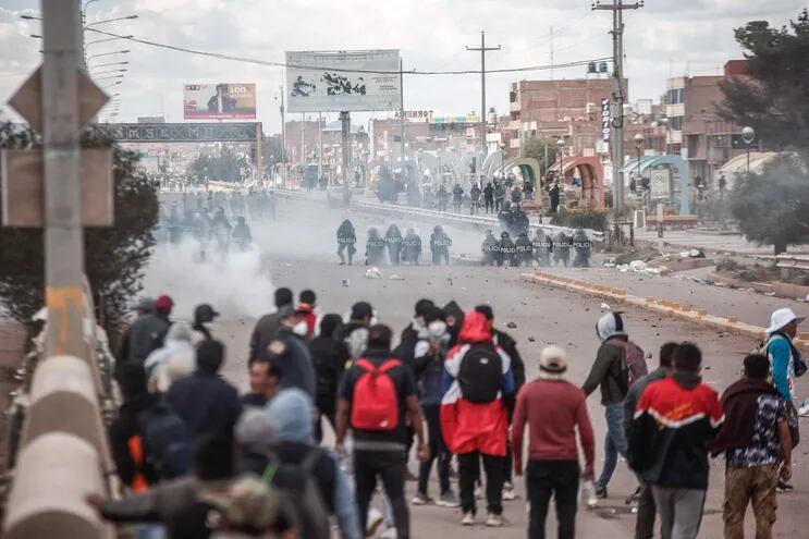 Enfrentamientos entre manifestantes y la policía, en Juliaca (Perú).