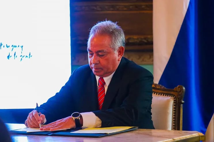 El Ministro de Obras Públicas, el ingeniero Rodolfo Segovia, firmando los contratos para la construcción del último tramo de la Ruta Bioceánica en su paso por Paraguay.