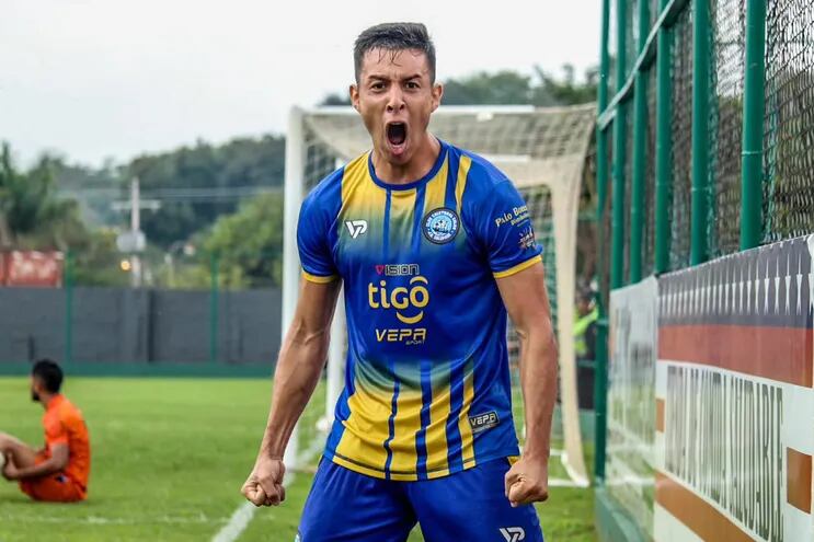 El atacante "conquistador" César Alonso celebra uno de los dos tantos que convirtió ayer en la goleada ente el 3 de Noviembre. (Foto: APF)