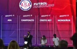 Bruno Zanotti (Director Deportivo) y Melina Pérez (coordinadora de Deportes) realizan el sorteo junto a Lucas Paredes (Promo 2022).