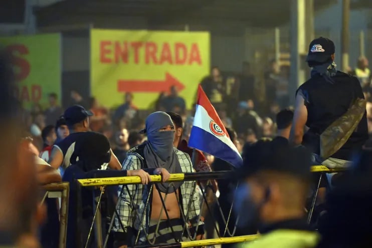 Manifestantes protestan contra un supuesto fraude electoral en Asunción durante la noche del lunes.