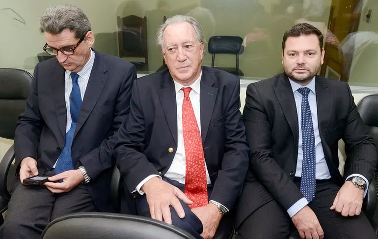 Guillermo Casado y Álvaro Lasso, con uno de sus abogados Sergio Coscia (der.), actual procurador general de la República.