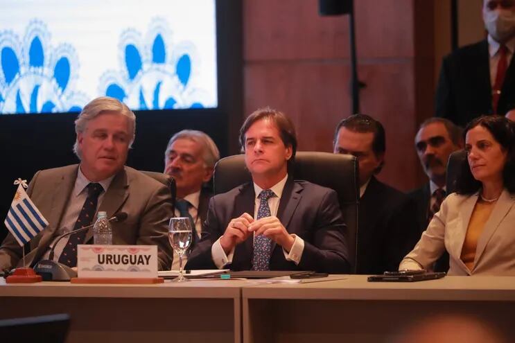 El presidente de Uruguay, Luis Lacalle Pou (centro), expresó que su gobierno insistirá en negociar un Tratado de Libre Comercio con China. Fue hoy en la Cumbre del Mercosur, en la Conmebol.