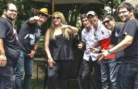 meno-fernandez-vocalista-de-los-rancheros-y-jazmin-diaz-primera-voz-de-los-soles-con-los-musicos-del-grupo-local--210832000000-1270463.jpg