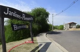 Cartel del ingreso "Jardines de Remansito", zona ocupada por invasores vip en la finca 916.