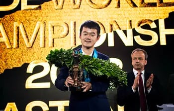 Ding Liren Campeón del Mundo 2023 (Foto Stev Bonhage, FIDE)..