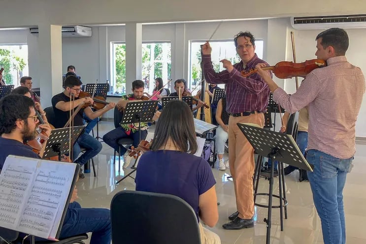 La Orquesta Sinfonica del Congreso Nacional ensayando bajo la dirección de Diego Sánchez Haase, junto al violinista Fernando Aquino Navarro.