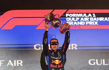 Max Verstappen (26 años) levanta el trofeo conseguido ayer.