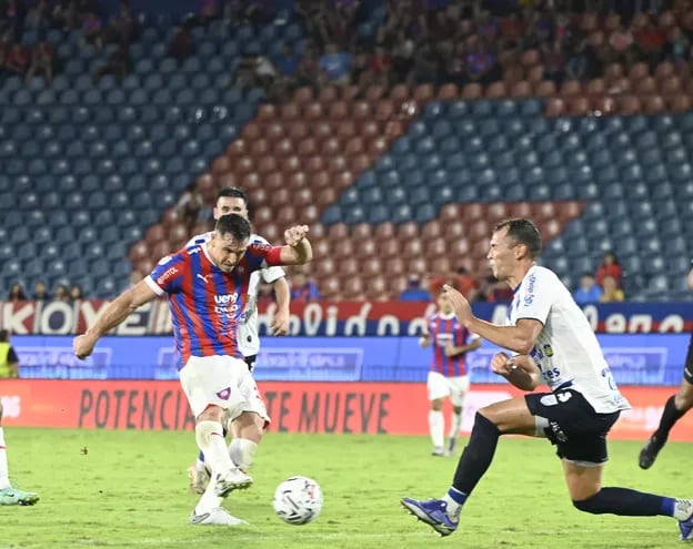 Diego Churín saca el potente remate que terminaría convirtiéndose en el tercer gol de Cerro Porteño. El defensor Javier Báez completa la imagen.