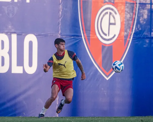 Robert Morales durante el entrenamiento de Cerro Porteño en la Ollita, en Asunción.