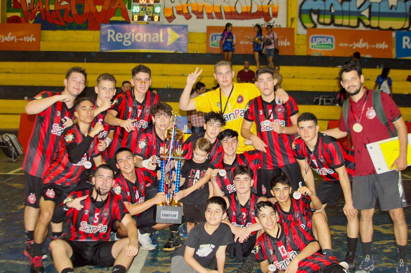 Los chicos del plantel del Club Atlético Paranaense celebran el título del Nacional, en la rama masculina.