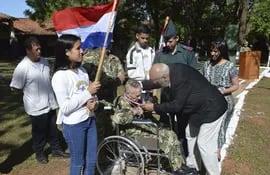 el-veterano-andres-benitez-de-103-anos-recibe-una-medalla-en-reconocimiento-por-la-defensa-del-chaco--194329000000-1517753.jpg