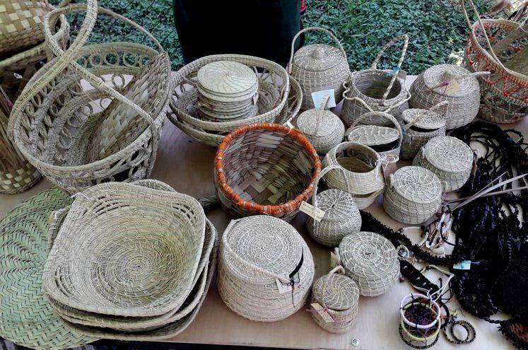 Algunas canastas y otros elementos que se hacen con totora y con karanda’y las mujeres indígenas de la comunidad.