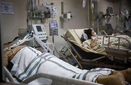 Pacientes covid-19 permanecen en la Unidad de Cuidados Intensivos (UCI) del Hospital de Clínicas, en San Lorenzo. (Imagen referencial)