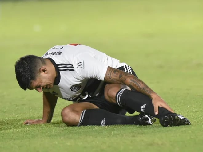 Diego Polenta siente dolor en el tobillo a causa de un golpe durante un partido del Clausura 2020 en el Defensores del Chaco.