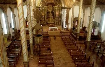 El interior de la iglesia erigida en honor de San Buenaventura, protector espiritual de la comunidad de Yaguarón.  Todo fue tallado en madera por nativos guaraníes en el siglo XVI.