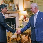 El rey Carlos III (R) de Gran Bretaña le da la mano mientras da la bienvenida al primer ministro británico, Rishi Sunak, en el Palacio de Buckingham, en el centro de Londres, el 21 de febrero de 2024, para su primera audiencia en persona desde el diagnóstico de cáncer del rey.