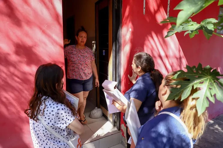 Imagen de archivo: funcionarios conversan con una mujer durante el día de Censo Nacional de Población y Viviendas 2022.
