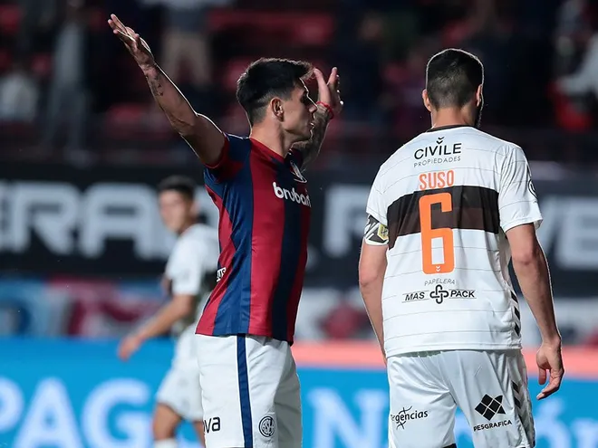 Adam Bareiro (i), jugador de San Lorenzo de Almagro, festeja el gol ante Gastón Susa, futbolista de Platense.