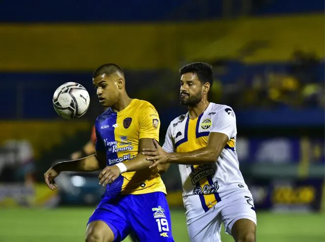 Marcelo Pérez, del Sportivo Luqueño, disputa el balón con César Benítez, de Trinidense, en el Feliciano Cáceres.