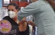 Momento de la inoculación a una paciente por parte del personal de blanco del vacunatorio de Villarrica.