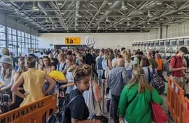 El tráfico de pasajeros en los aeropuertos europeos creció un 247 % en el primer semestre de 2022 con respecto al mismo periodo del año pasado, lo que supuso que los aeródromos del Viejo Continente recibieran 660 millones adicionales de pasajeros.