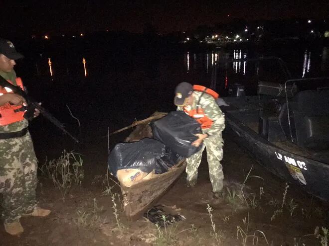 Personal de la Prefectura, dependiente del Área Naval de Itapúa, incautó una canoa cargada de mercaderías argentinas ingresadas de contrabando, en la zona de Puerto Triunfo, en la madrugada de hoy.