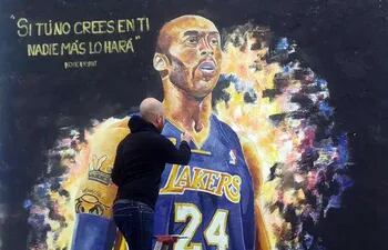 Fotografía que muestra el mural en homenaje a Kobe Bryant.