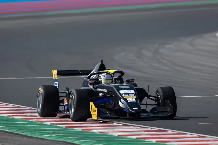 Joshua Duerksen sufrió un accidente múltiple en Fórmula Regional Europea.