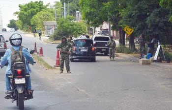 Militares estaban ayer deteniendo vehículos  e incautando productos en el Puente Remanso.