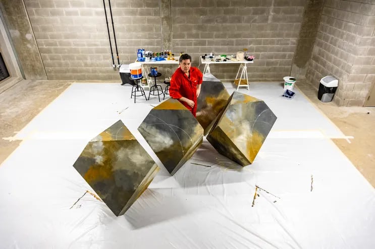 Félix Toranzos con parte de las piezas que componen "Lluvia en el Cerro Kõi”, su obra para la Exposición Universal de Dubái.