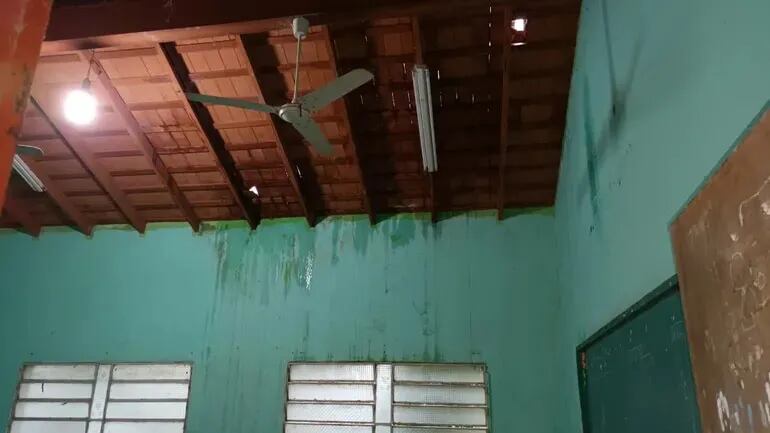 La escuela San Isidro está con paredes dañadas con grietas, techos con goteras, y a punto de derrumbarse.