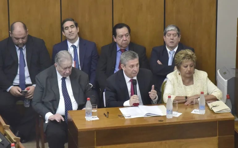 Jaime Bestard (centro) junto a ministros y directores de la Justicia Electoral (foto de archivo).