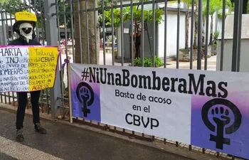 Allegadas a la denunciante de sextorsión acompañan desde las afueras del Palacio de Justicia la audiencia preliminar en el proceso a Rubén Valdez, excapitán del Cuerpo de Bomberos Voluntarios del Paraguay.