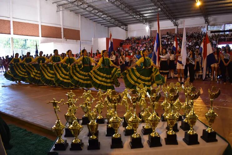 Colorido inicio de la competencia estudiantil en San Pedro de Ycuamandyyú