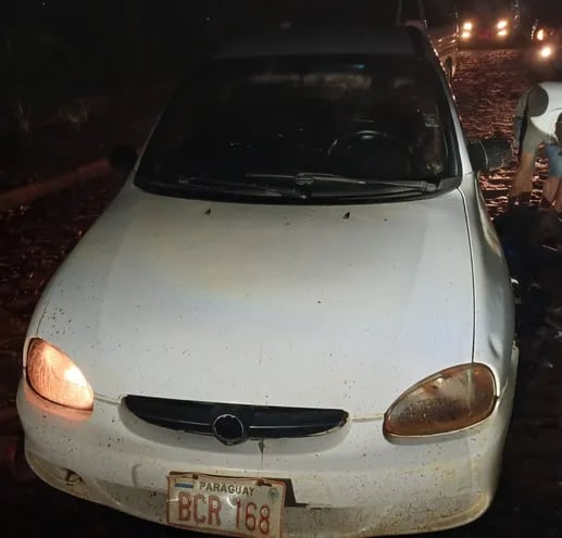 El vehículo involucrado en el accidente es un Chevrolet Corsa de color blanco.